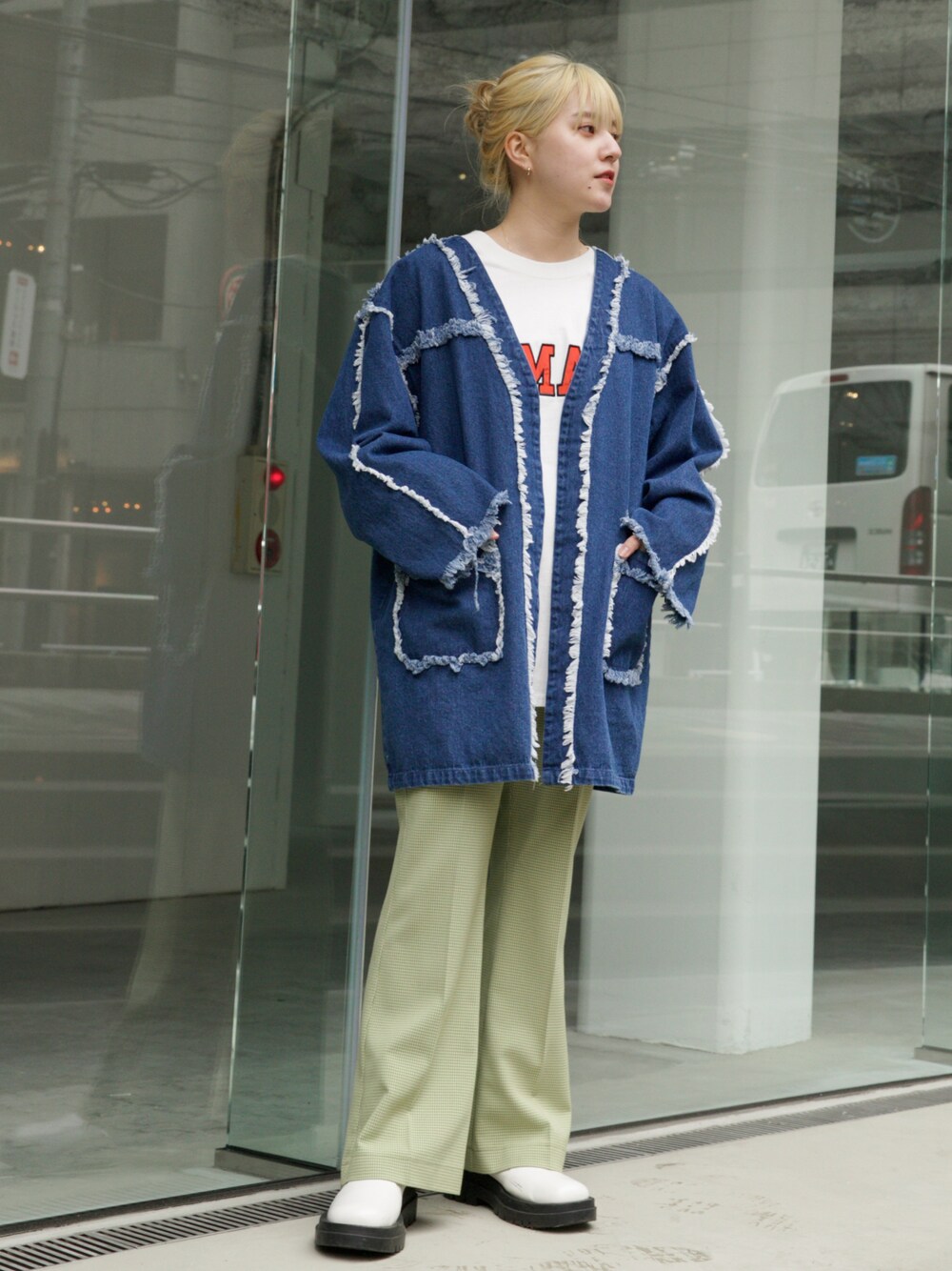 ブルー系のデニムジャケット、グリーン系のスラックス、ホワイト系のTシャツ/カットソーを着用したレディースの春コーディネートの1枚目の写真