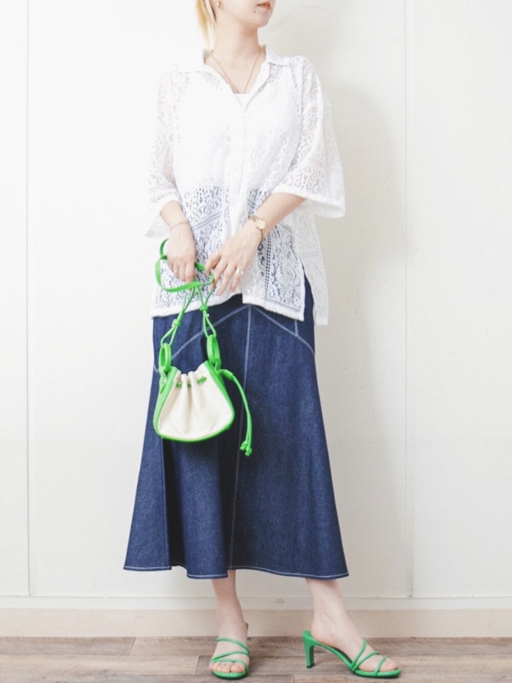 ブルー系のデニムスカートを着用したレディースの夏コーディネートの1枚目の写真