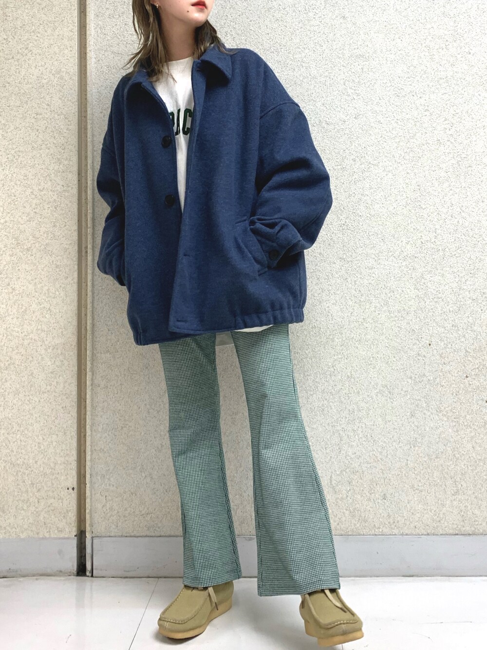 ホワイト系のTシャツ/カットソー、ブルー系のブルゾン、グリーン系のその他パンツを着用したレディースの冬コーディネートの1枚目の写真