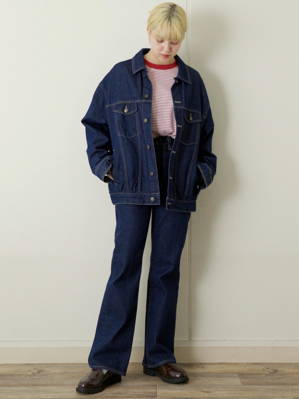 レッド系のTシャツ/カットソー、ブルー系のデニムパンツ、ブラウン系のローファーを着用したレディースの春コーディネートの1枚目の写真