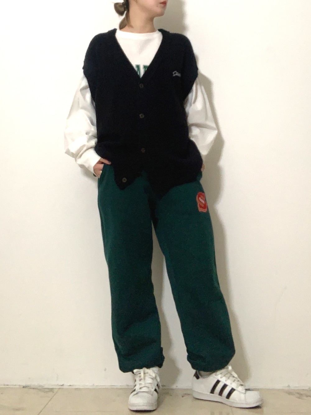 グリーン系のスウェットパンツ、ホワイト系のスニーカーを着用したレディースの冬コーディネートの1枚目の写真