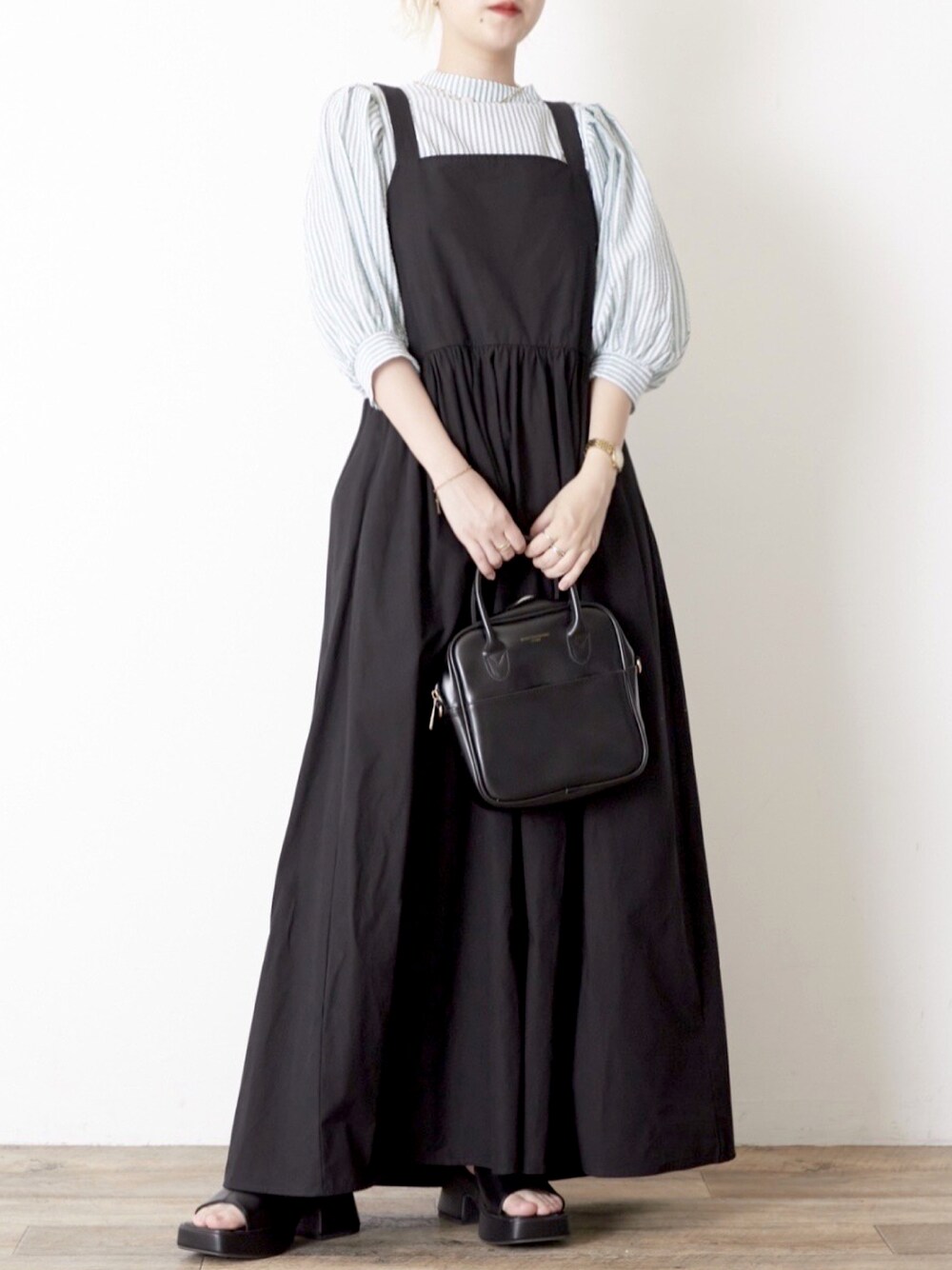 ブラック系のワンピース、ブラック系のボストンバッグを着用したレディースの夏コーディネートの1枚目の写真
