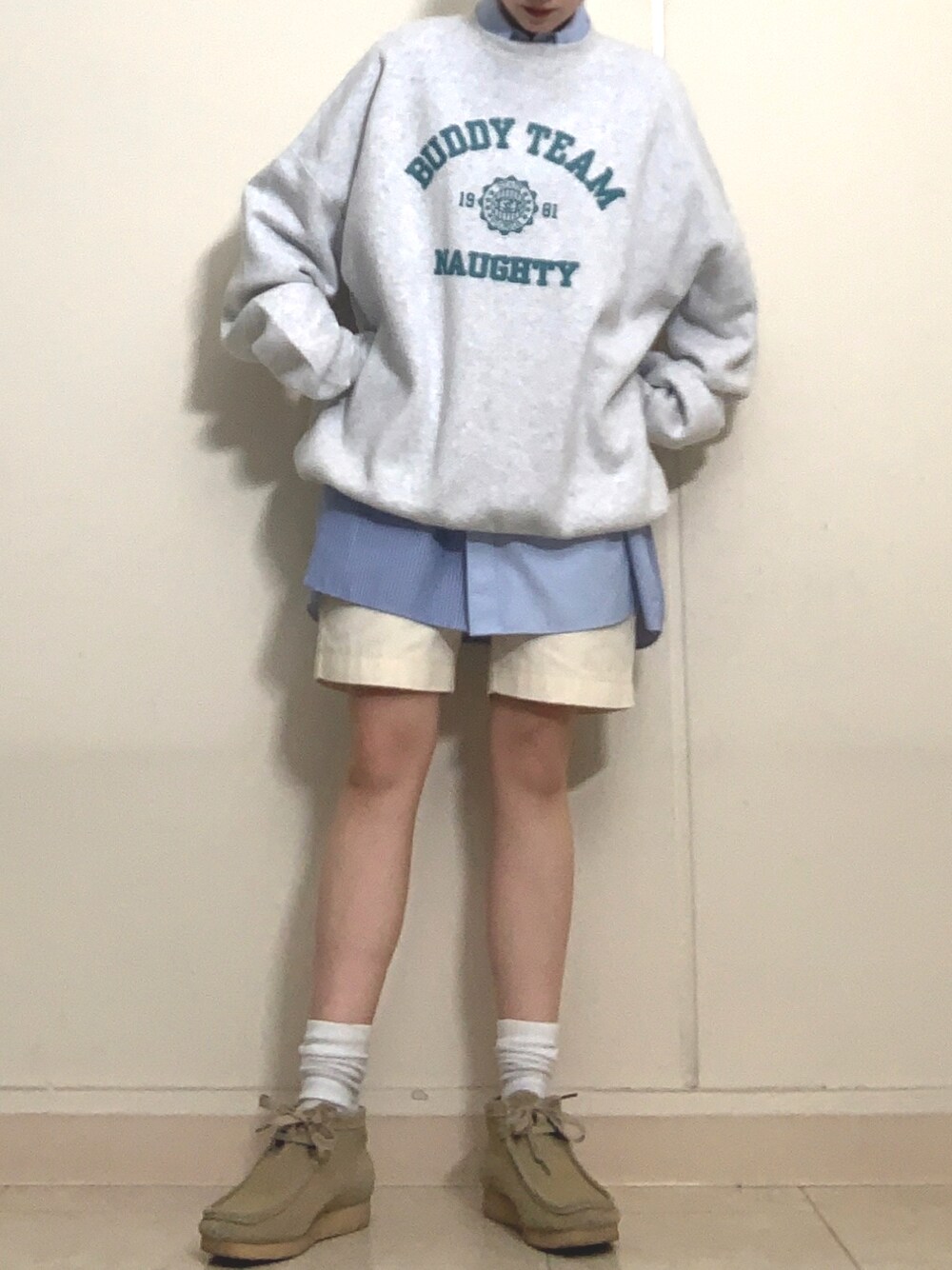 「スウェット、カレッジ、レイヤードスタイル、ハーフパンツ、ロゴスウェット、クラークス、春カラー、カレッジスウェット、春コーデ、ワラビー」｜「Clarks Originalsのクラークスオリジナルズ/ウィメンズ Wallabee Boot ワラビーブーツ（ブーツ、ベージュ系）」を使った、ａｒｉさん（レディース・157cm）の冬コーディネートの1枚目の写真