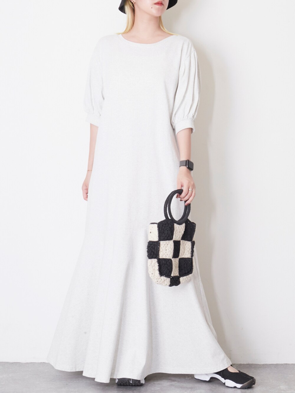 ベージュ系のワンピースを着用したレディースの夏コーディネートの1枚目の写真