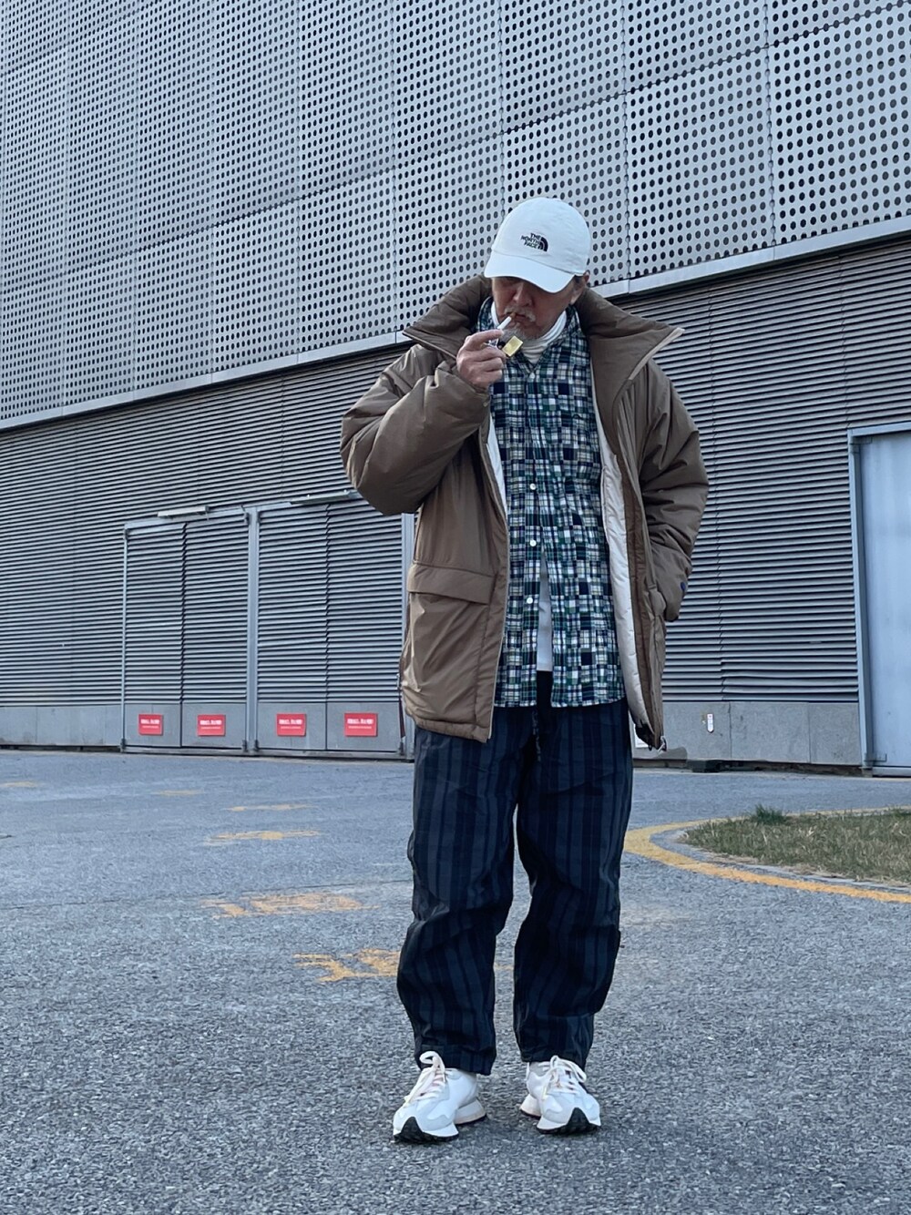 「ootd」｜「THE NORTH FACEの【THE NORTH FACE/ザノースフェイス】ハーフドームロゴ刺繍ベースボールキャップ（キャップ、ホワイト系）」を使った、Kimさん（メンズ・171cm）の冬コーディネートの1枚目の写真