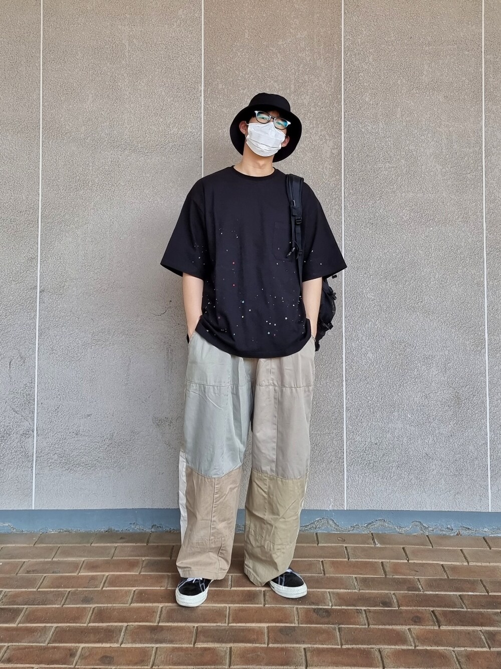 ブラック系のTシャツ/カットソー、その他のその他パンツ、ブラック系のスニーカーを着用したメンズの春コーディネートの1枚目の写真