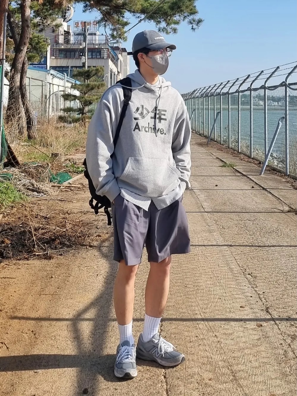 「korea、daily look、ootd、seoul、CITYBOY 、spring、shorts、men、hoodie、メガネ男子、summer、ビッグシルエット、カジュアル、アメカジ、キャップ」｜「PEOPLE OF THE WORLDのアイテム（キャップ、グレー系）」を使った、Elepoさん（メンズ・180cm）の春コーディネートの1枚目の写真