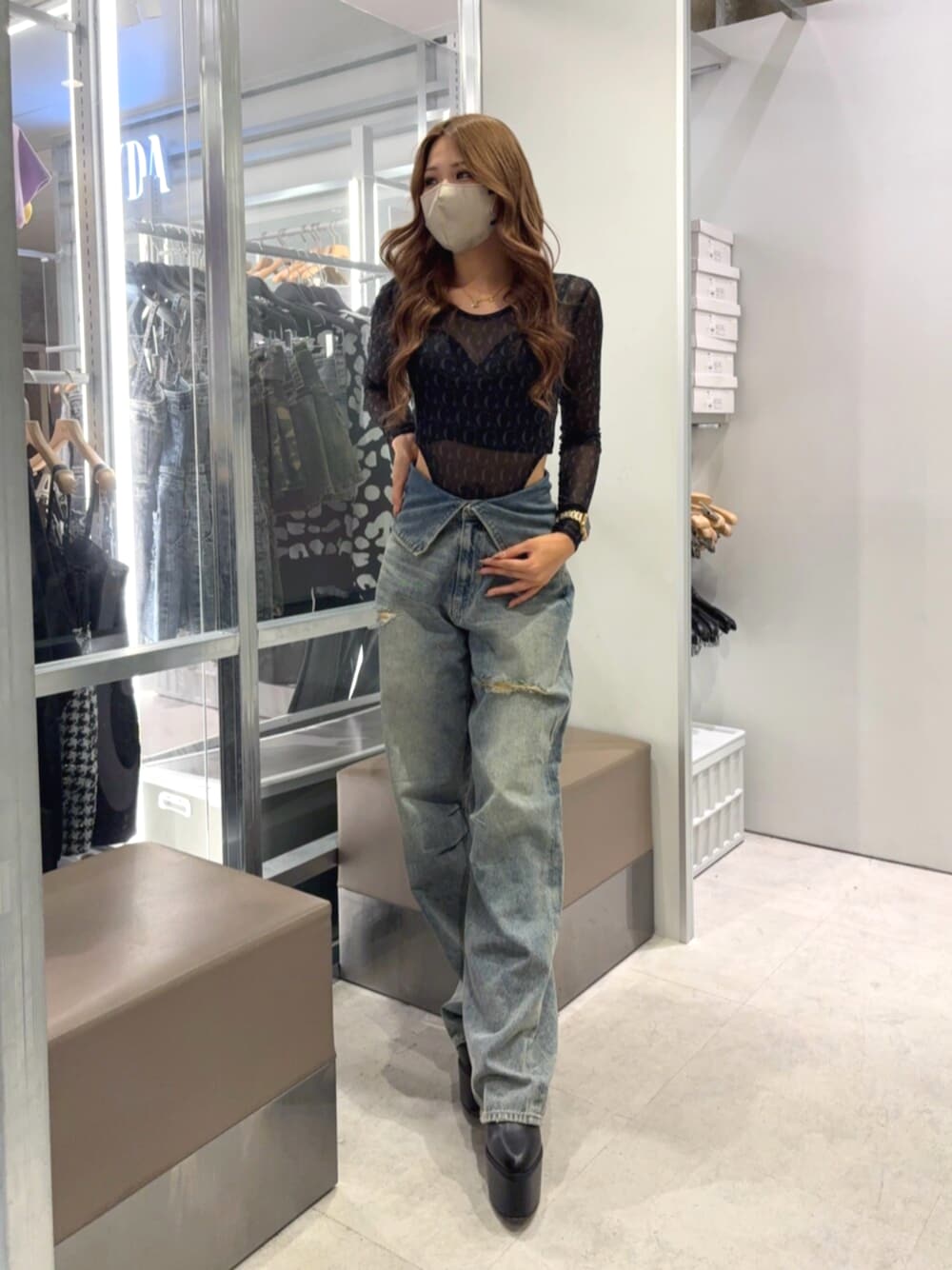 ブラック系のTシャツ/カットソー、ブルー系のデニムパンツ、ブラック系のブーツを着用したレディースの秋コーディネートの1枚目の写真