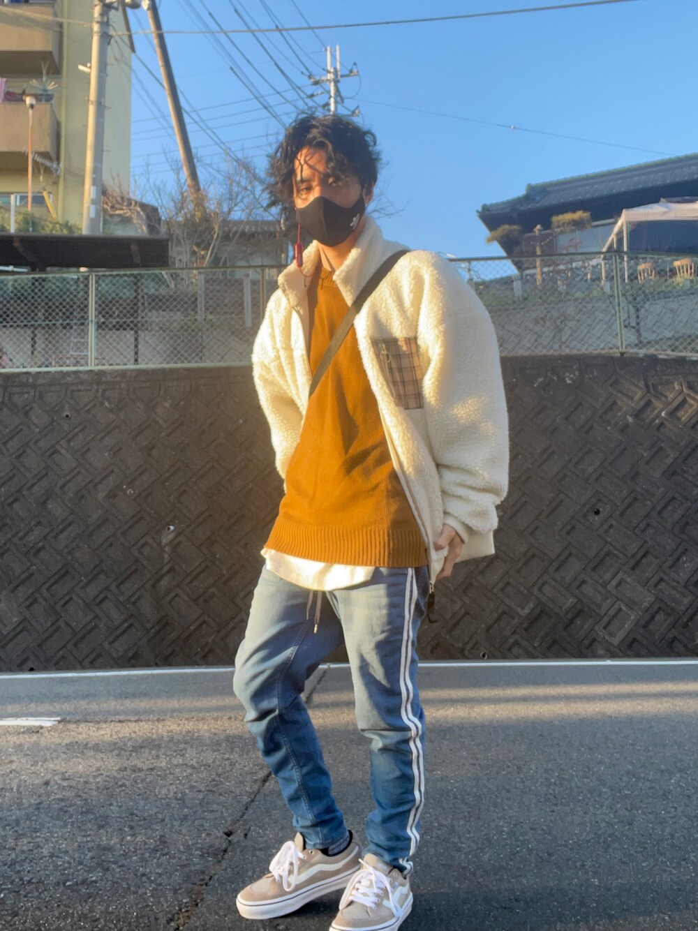 ブルー系のパンツ、ホワイト系のブルゾン、ホワイト系のTシャツ/カットソーを着用したメンズの冬コーディネートの1枚目の写真