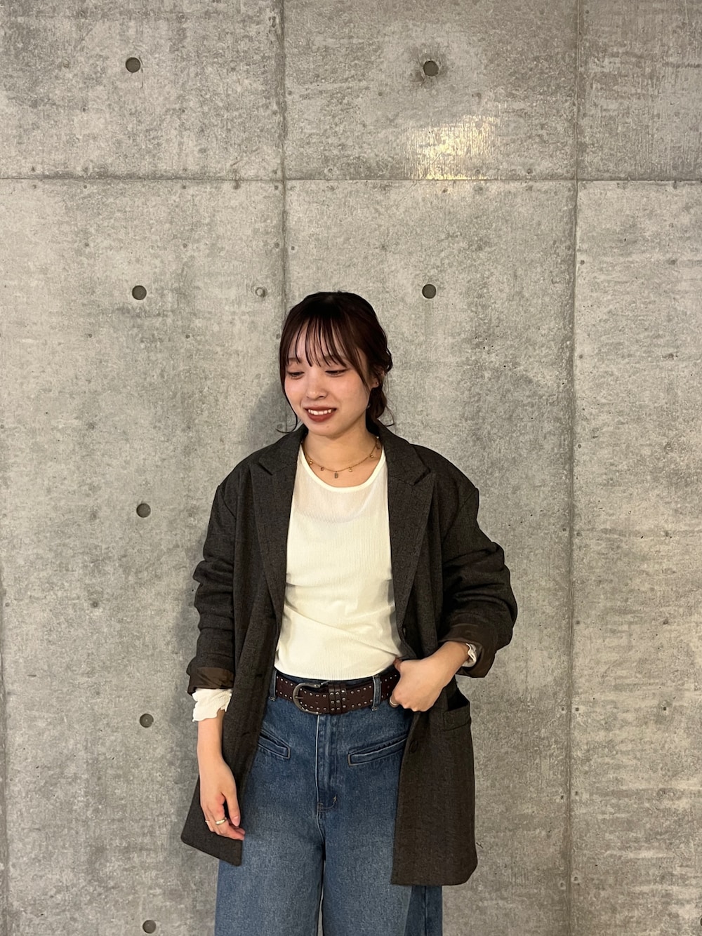 ブラウン系のその他アウター、ブルー系のデニムパンツ、ホワイト系のTシャツ/カットソーを着用したレディースの秋コーディネートの1枚目の写真