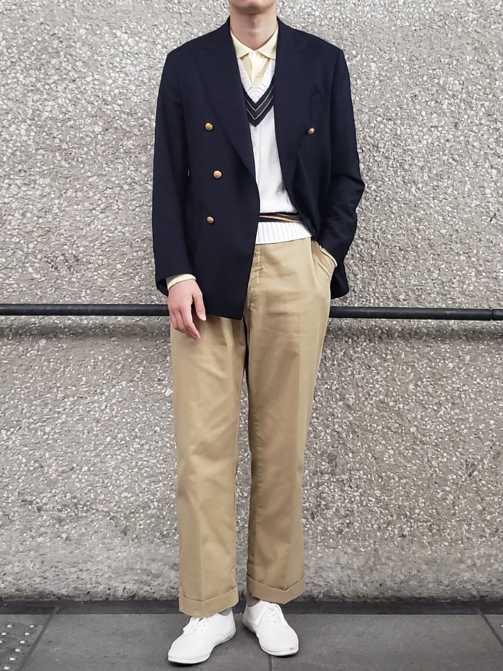 「春服みてみて、春、スニーカーコーデ、チルデンニット、ジャケット、テーラードジャケット、ホワイトスニーカー、ポロシャツ、チノパン、ミリタリー、ミリタリーパンツ、ジャケパン、ブレザー、紺ブレ、メンズドレス」｜「McGREGORのアイテム（ベスト、ホワイト系）」を使った、ULEさん（メンズ・185cm）の春コーディネートの1枚目の写真