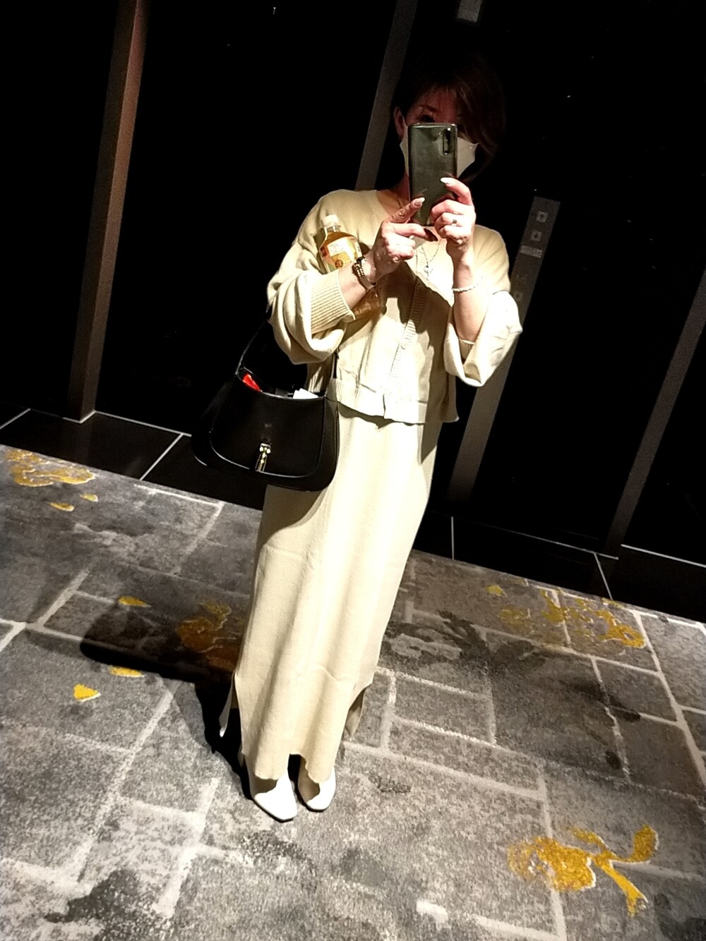 「低身長コーデ、シンプル、GU、GUCCI、ローリーズファーム(LOWRYS FARM)、休日スタイル、ロングワンピース、セットアップ、ベージュ、ワントーンコーデ、おとなコーデ」｜「GUCCIのアイテム（バッグ、ブラック系）」を使った、Ajimiさん（レディース・150cm）の冬コーディネートの1枚目の写真