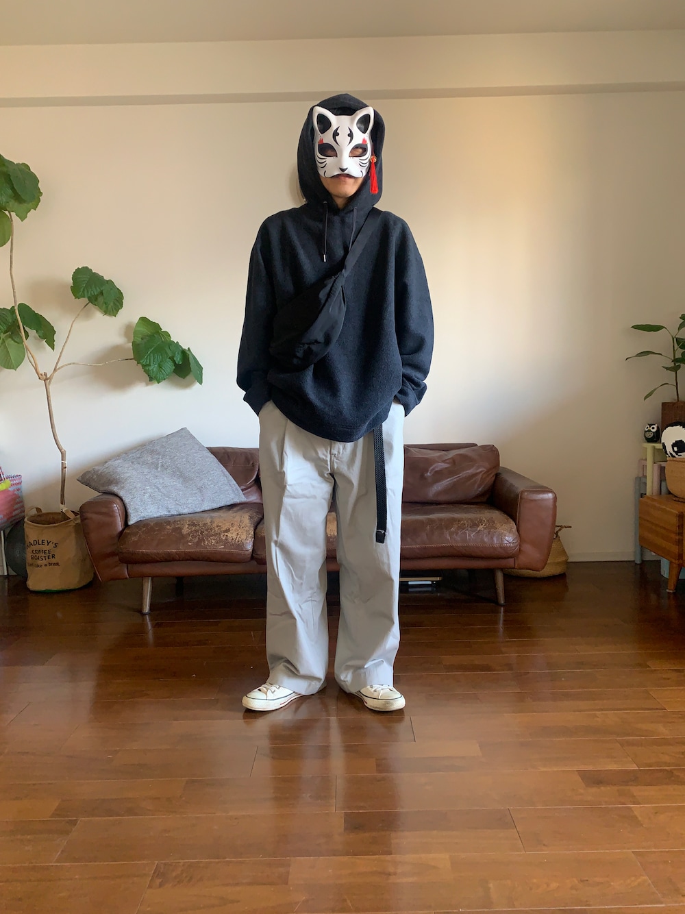 「UNIQLO、UNIQLO U、FORK&SPOON、converse、パーカー、ワイドパンツ、チノパン、スニーカー、ショルダーバッグ、休日スタイル」｜「UNIQLOのアイテム（ショルダーバッグ、ブラック系）」を使った、zubolazさん（メンズ・168cm）の冬コーディネートの1枚目の写真