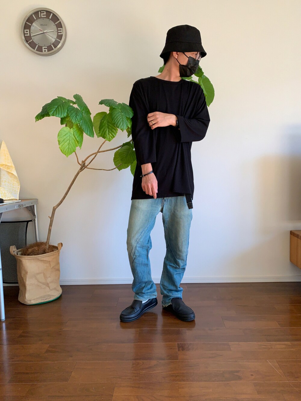 「カジュアル、ブラック、デニムパンツ、Levi's、バケットハット、Moonstar、リーバイスレッド、MONO-MART、810S」｜「WEGOのWEGO/プレーンバケットハット（ハット、ブラック系）」を使った、zubolazさん（メンズ・168cm）の秋コーディネートの1枚目の写真