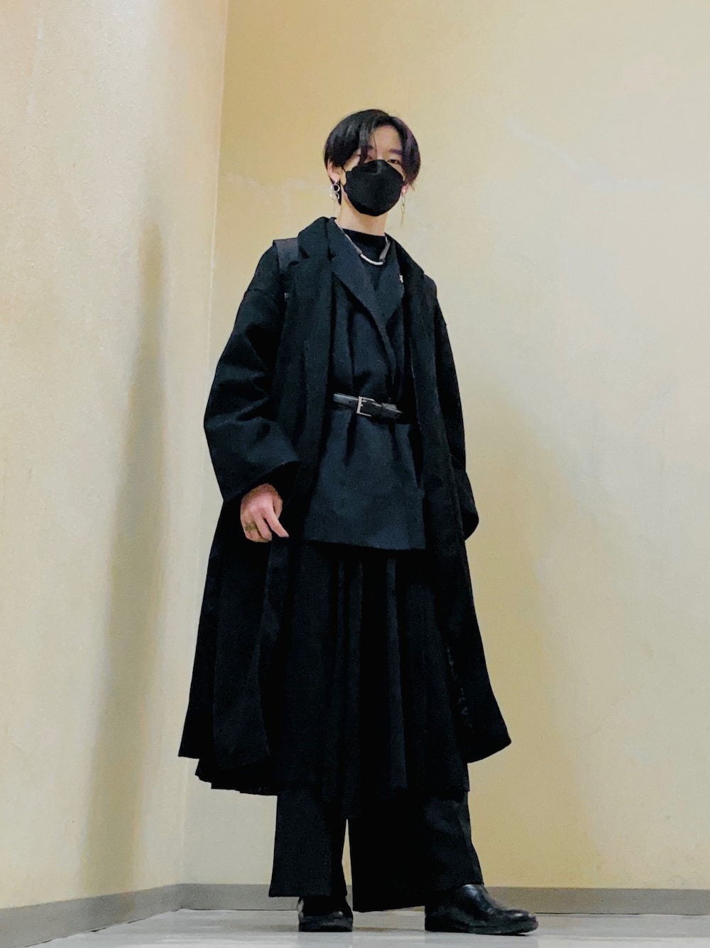 「冬、秋冬コーデ、モード、お洒落さんとつながりたい、オールブラック、黒、ウエストマーク」｜「GUのアイテム（ベスト、ブラック系）」を使った、Shuyaさん（メンズ・180cm）の冬コーディネートの1枚目の写真