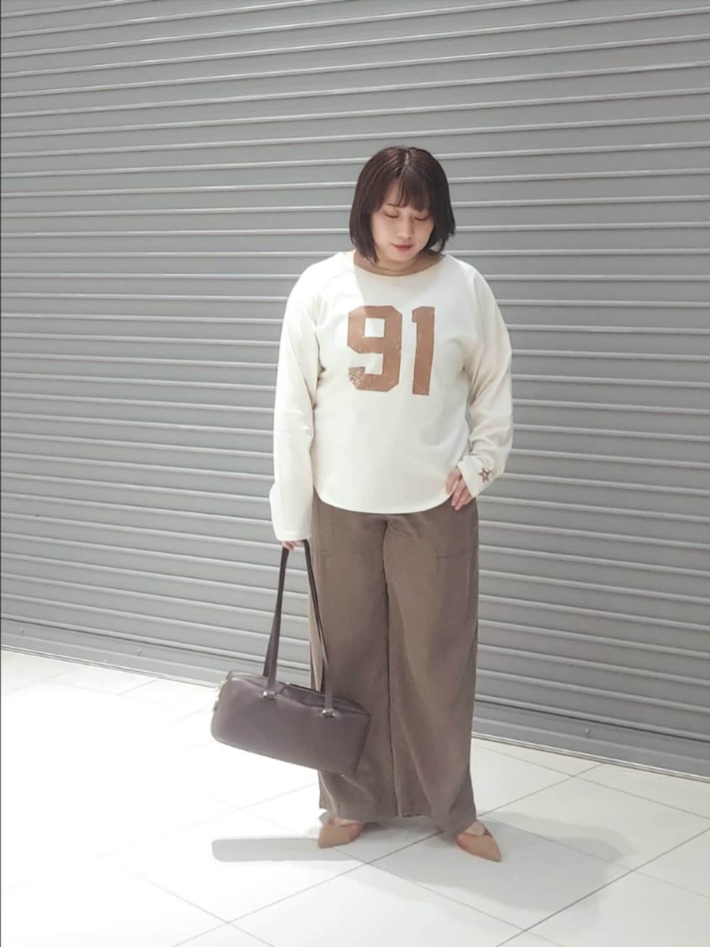 ホワイト系のTシャツ/カットソー、ブラウン系のその他パンツ、ブラウン系のショルダーバッグを着用したレディースの秋コーディネートの1枚目の写真
