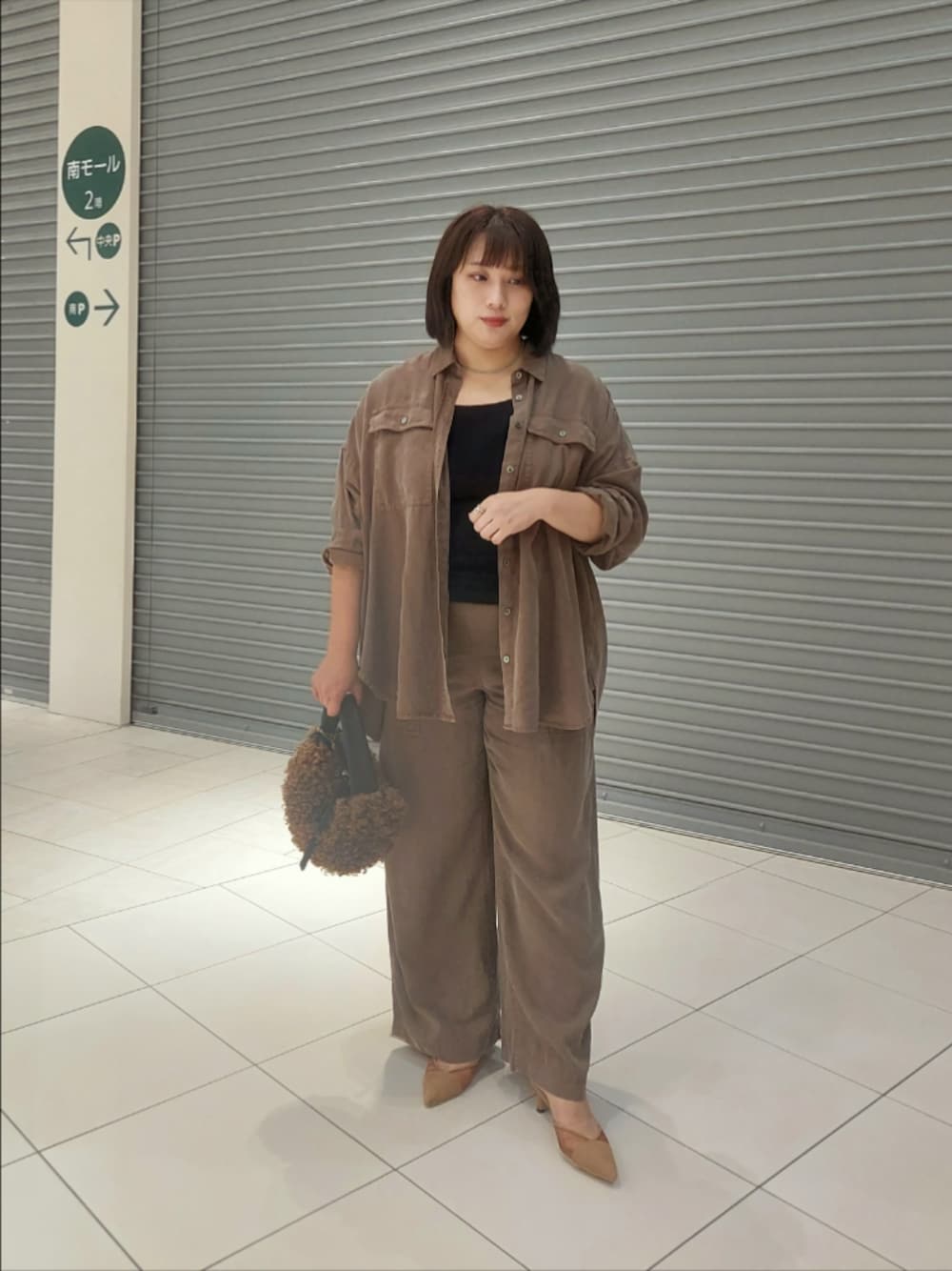 ブラウン系のその他パンツ、ブラウン系のシャツ/ブラウス、ブラック系のタンクトップを着用したレディースの秋コーディネートの1枚目の写真