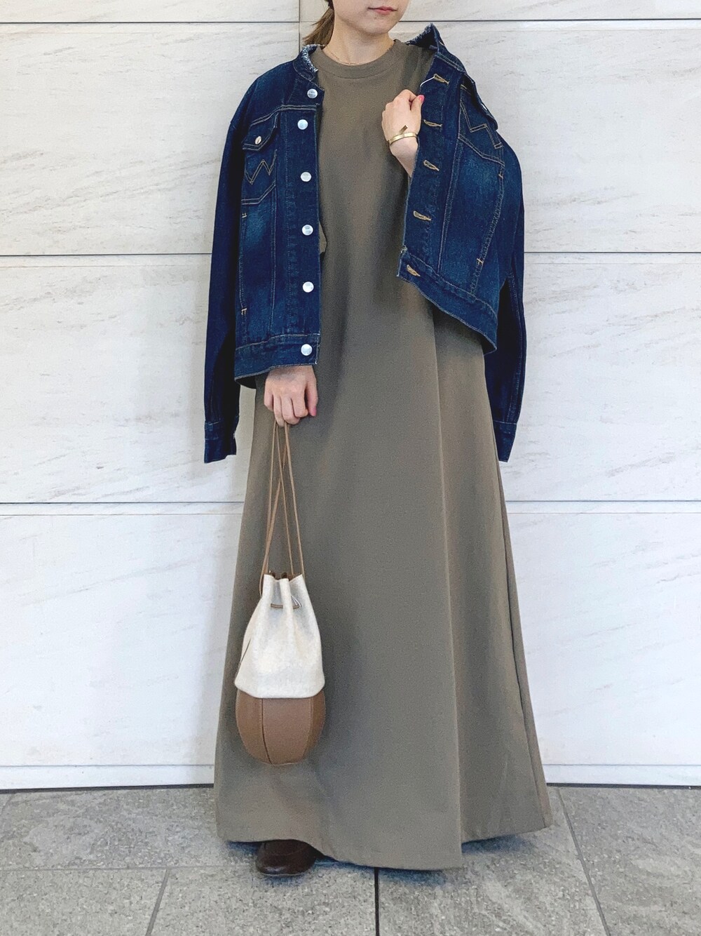 「デニムジャケット、肩掛け、Wrangler、低身長、低身長コーデ、Sonny　Label、148cm、サニーレーベル、150cm未満コーデ、低身長女子」｜「URBAN RESEARCH Sonny Labelのボリュームスリーブカットワンピース（ワンピース、グリーン系）」を使った、アコさん（レディース・148cm）の秋コーディネートの1枚目の写真