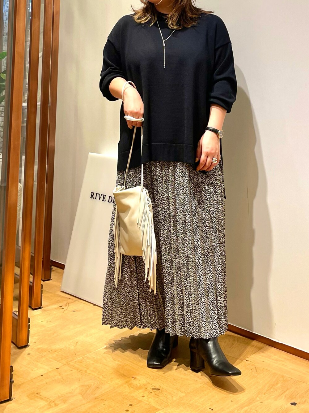 「リヴドロワ、セットアップ、セットワンピース、ゆるコーデ、フリンジバッグ、セット販売、ootd、スクエアブーツ、ブラックコーデ」｜「RIVE DROITEのそれぞれ単品でも着られる優秀セット　プルオーバー＆プリーツスカートセット（ワンピース、ブラック系）」を使った、IKUMIさん（レディース・153cm）の秋コーディネートの1枚目の写真