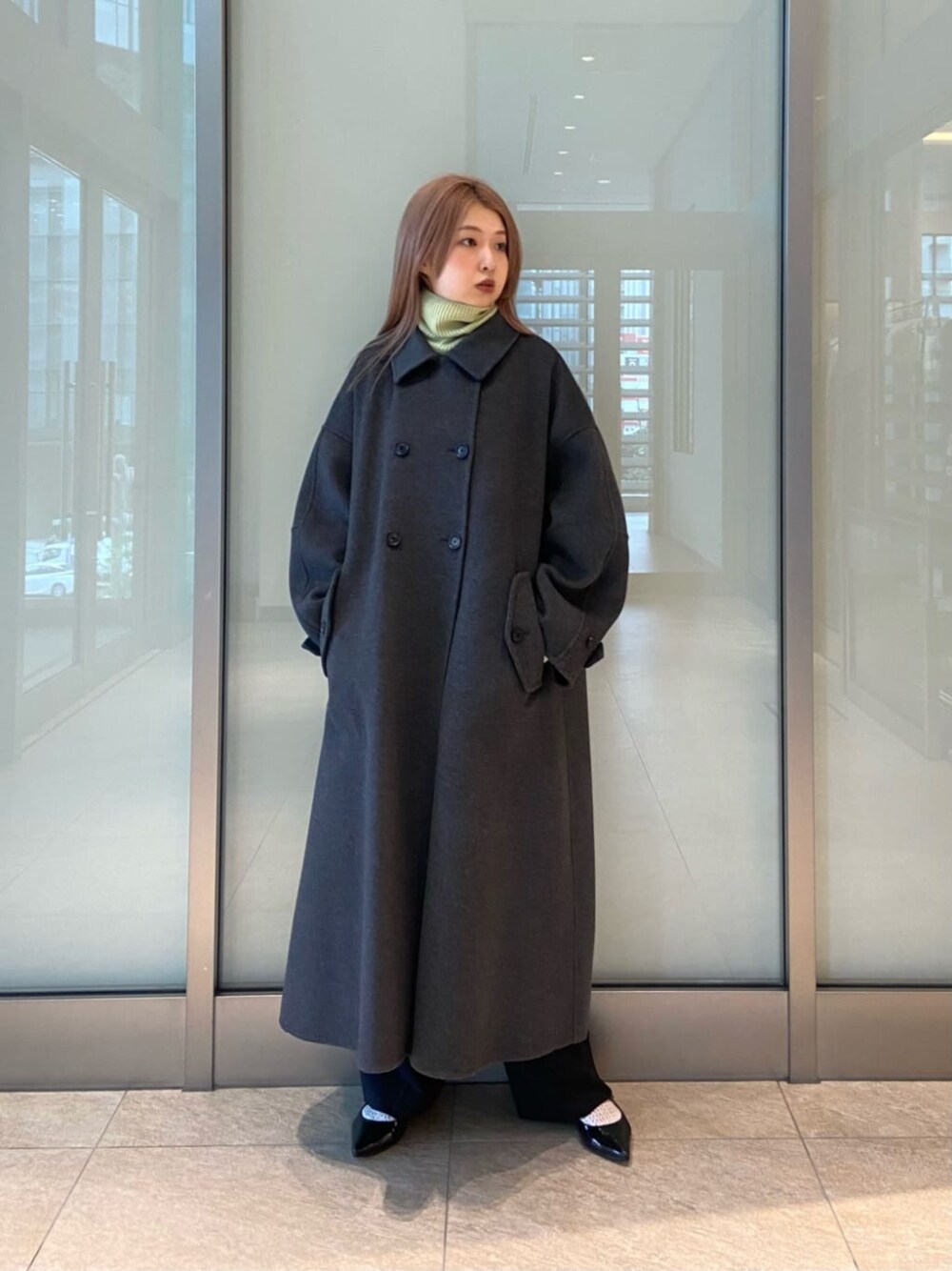 グレー系のその他アウター、ブルー系のその他パンツ、ホワイト系のTシャツ/カットソーを着用したレディースの冬コーディネートの1枚目の写真