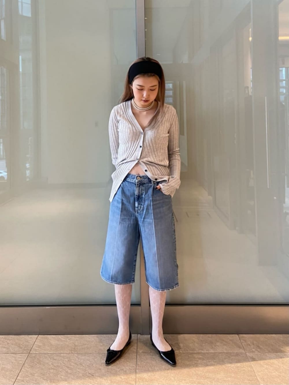 グレー系のカーディガン/ボレロ、ブルー系のその他パンツ、シルバー系のパンプスを着用したレディースの冬コーディネートの1枚目の写真