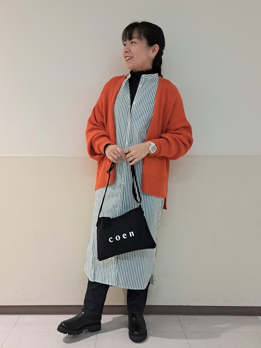 「coen、コーエン、シャツワンピ、デニム、秋服準備はじめました、カーディガン、オレンジ、大人カジュアル、ブーツ、いつもありがとうございます、おしゃれさんと繋がりたい、coenスタッフスタイリング」｜「coenのサイドゴアトラックブーツ（ブーツ、ブラック系）」を使った、coenなるせさん（レディース・157cm）の夏コーディネートの1枚目の写真
