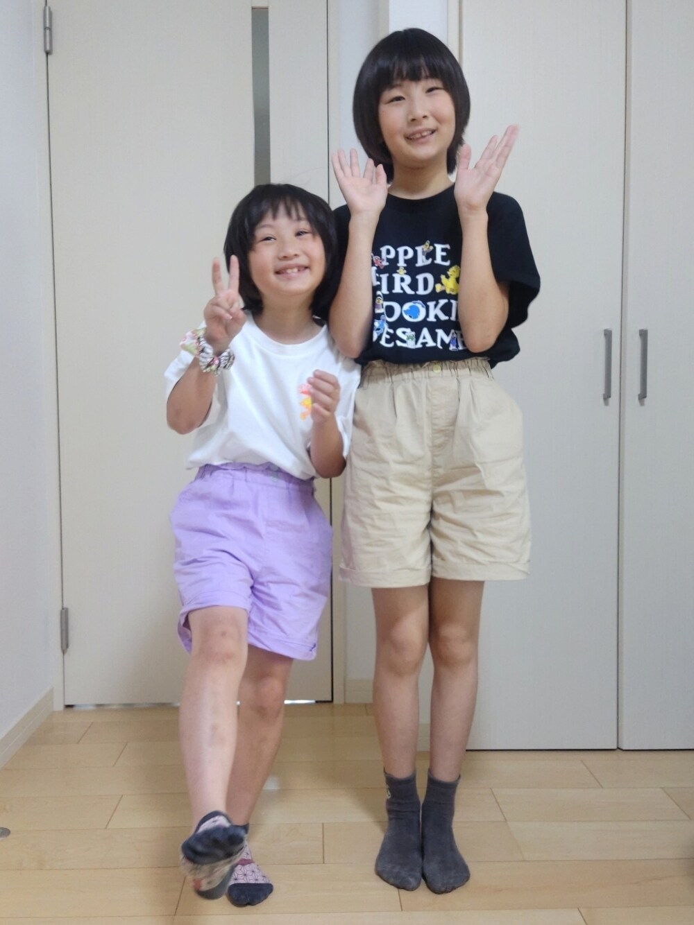 「coen、コーエン、coenスタッフスタイリング、セサミストリート、姉妹コーデ、夏コーデ、夏だ！Tシャツ着よう！、いつもありがとうございます、おしゃれさんと繋がりたい、ショートパンツ」｜「coenの【coen キッズ/ジュニア】セサミストリートコラボTシャツ（Tシャツ/カットソー、ホワイト系）」を使った、coenなるせさん（キッズ・145cm）の夏コーディネートの1枚目の写真