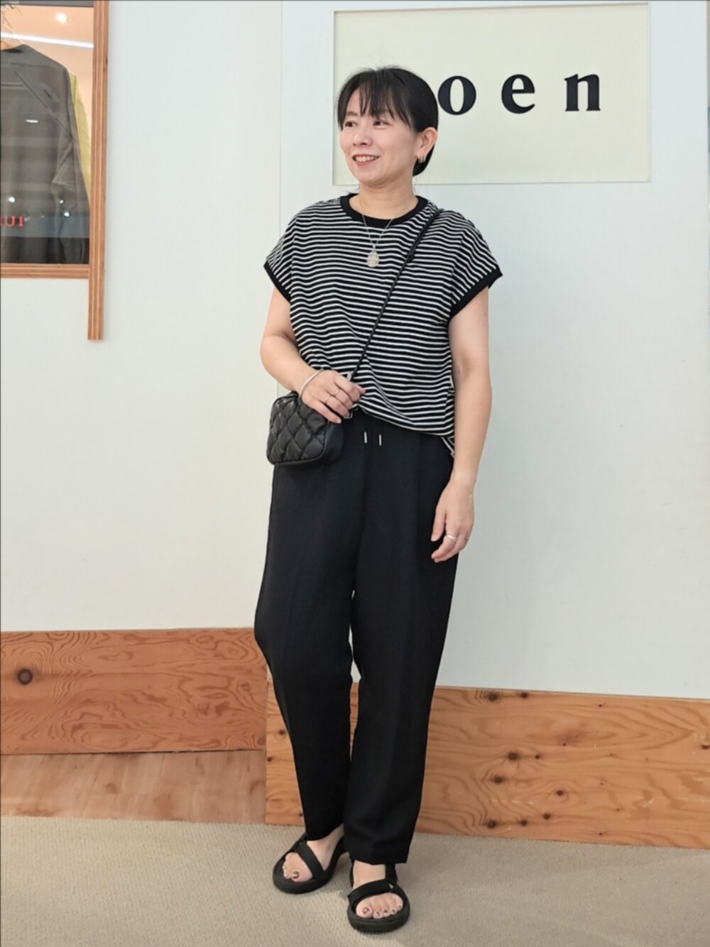 ブラック系のTシャツ/カットソー、ブラック系のその他パンツ、ブラック系のショルダーバッグを着用したレディースの夏コーディネートの1枚目の写真