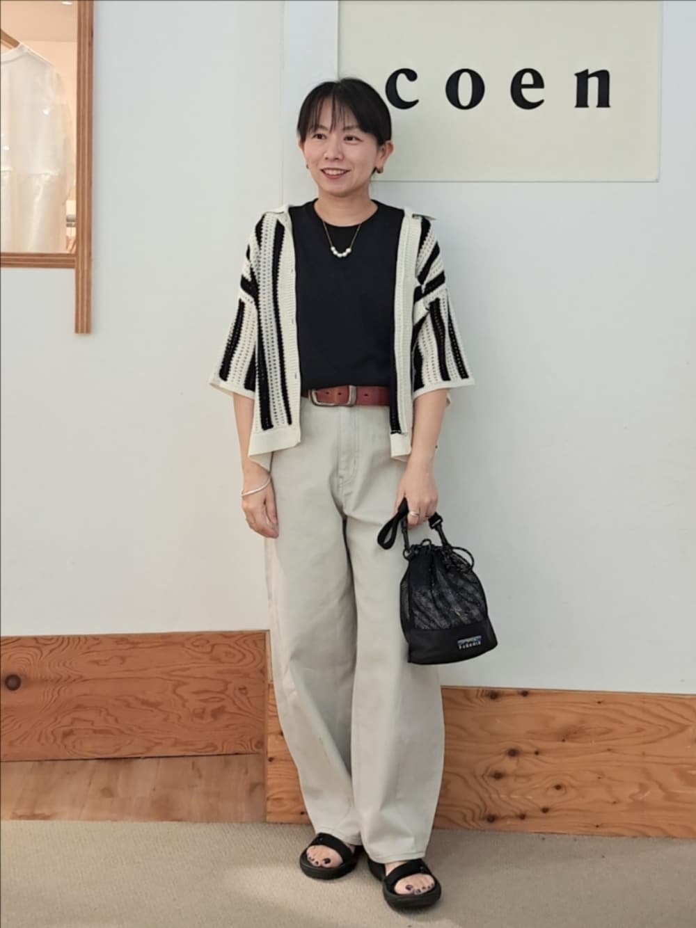 ブラック系のTシャツ/カットソー、グレー系のその他パンツ、その他のショルダーバッグを着用したレディースの春コーディネートの1枚目の写真