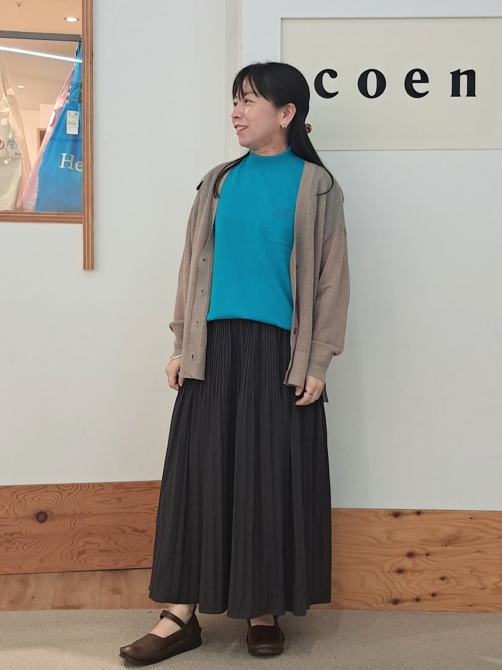 スカート（グレー系）を使った「ターコイズブルー」の人気ファッション