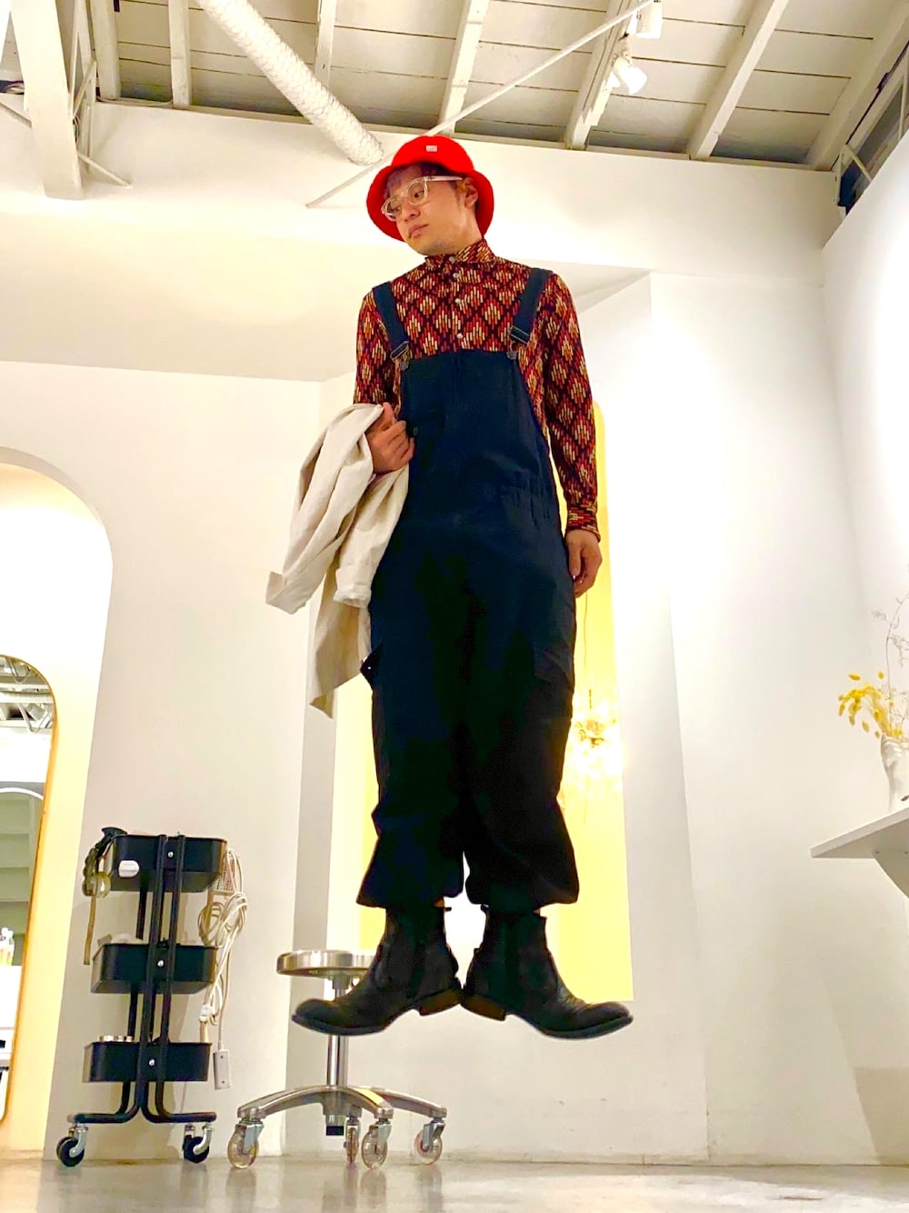「浮いてコーデ、スラムダンク、湘北カラー、赤と黒、赤黒コーデ、バケットハット、赤帽子、オーバーオール、柄シャツ、サイドゴアブーツ、白コート、諦めたらそこで試合終了ですよ、低身長コーデ、プチプラ、クリスマスに着たい服」｜「no brandのアイテム（シャツ/ブラウス、レッド系）」を使った、フクダセカンド (近くにある喫茶店)さん（メンズ・165cm）の冬コーディネートの1枚目の写真