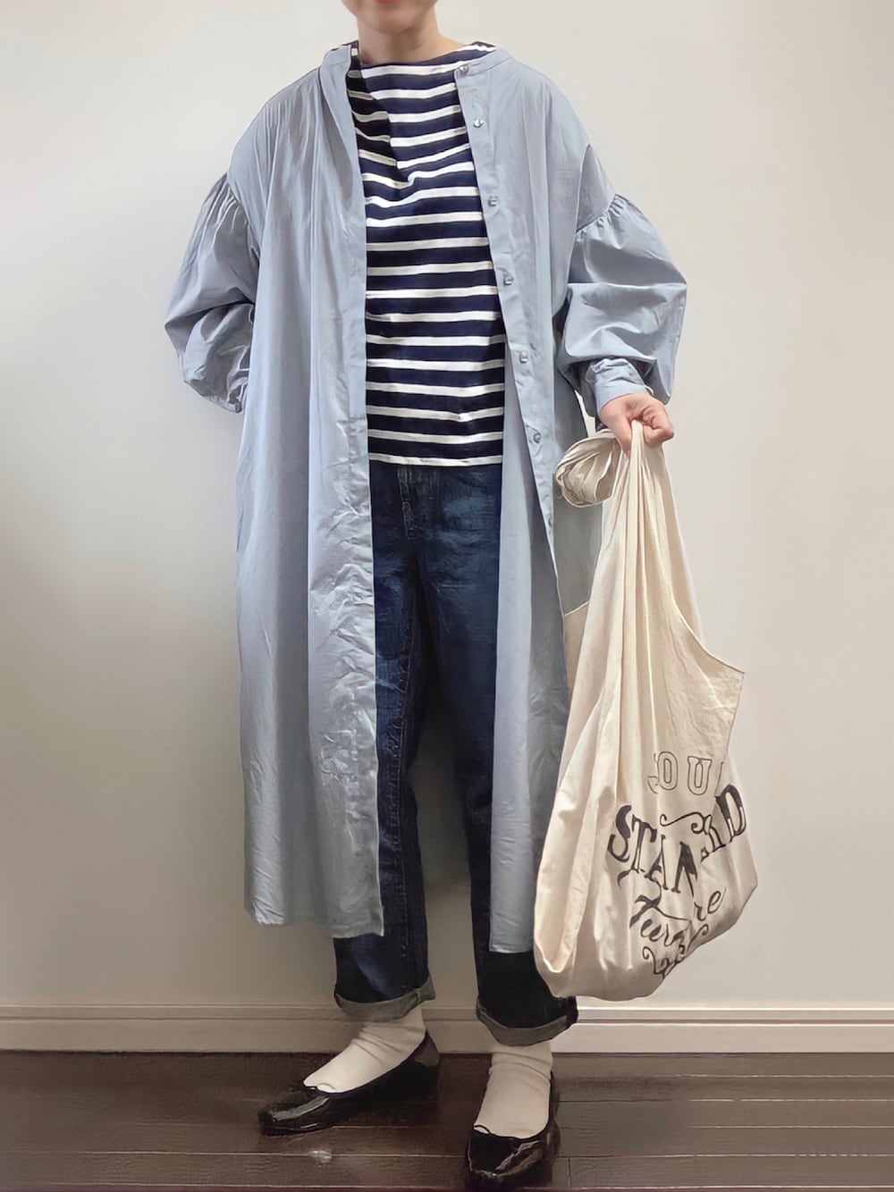 「ボーダー、秋のコーデ、デニムパンツ、バレエシューズ、プチプラ、シャツワンピ、きれいめカジュアル、エコバッグ、着回しコーデ、ショートヘア、オトナカジュアル」｜「journal standard Furniture のMARCHE BAG　マルシェバッグ（エコバッグ/サブバッグ、その他）」を使った、napoiさん（レディース・156cm）の秋コーディネートの1枚目の写真