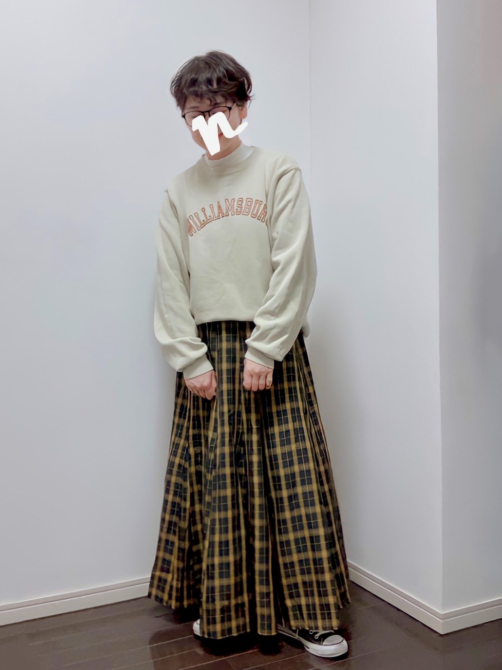 「コンバース、ハイネック、大人カジュアル、プチプラ、大人女子、カレッジスウェット、ゆったりコーデ、着回しコーデ」｜「coca（coca）のヴィンテージチェックスカート（スカート、その他）」を使った、napoiさん（レディース・156cm）の秋コーディネートの1枚目の写真