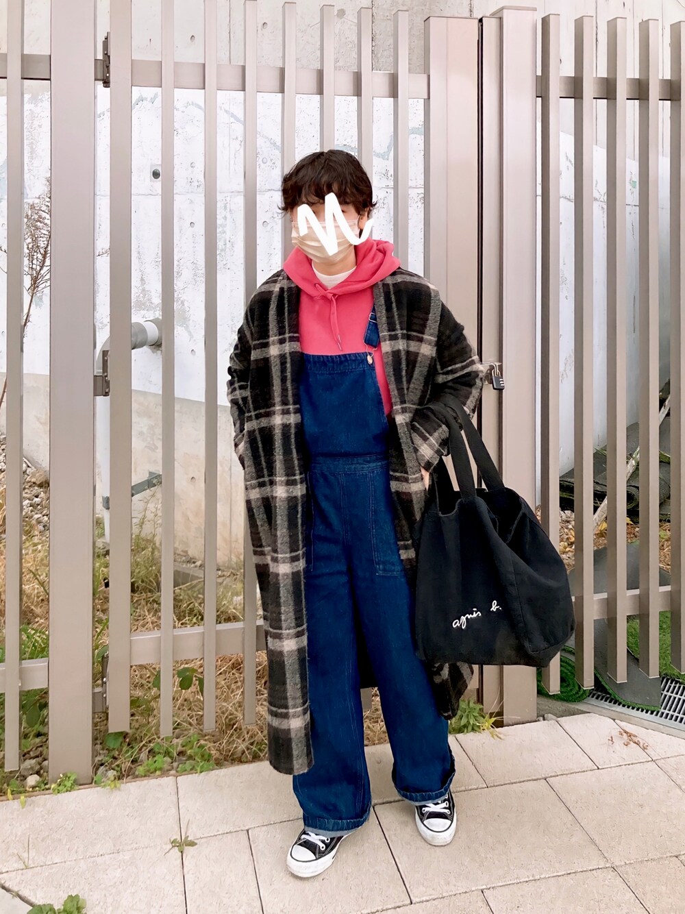 「コンバース、ピンク、パーカー、オーバーオール、UNIQLO、チェックガウン、大人カジュアル、休日スタイル、本屋、プチプラ、coca、ゆるだぼ」｜「agnes b.の【agnes b.】コットンキャンバストートバッグ（トートバッグ、ブラック系）」を使った、napoiさん（レディース・156cm）の秋コーディネートの1枚目の写真