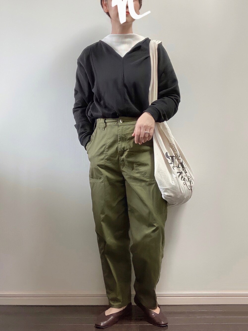 グリーン系のチノパンツ、ブラウン系のパンプス、その他のエコバッグ/サブバッグを着用したレディースの秋コーディネートの1枚目の写真