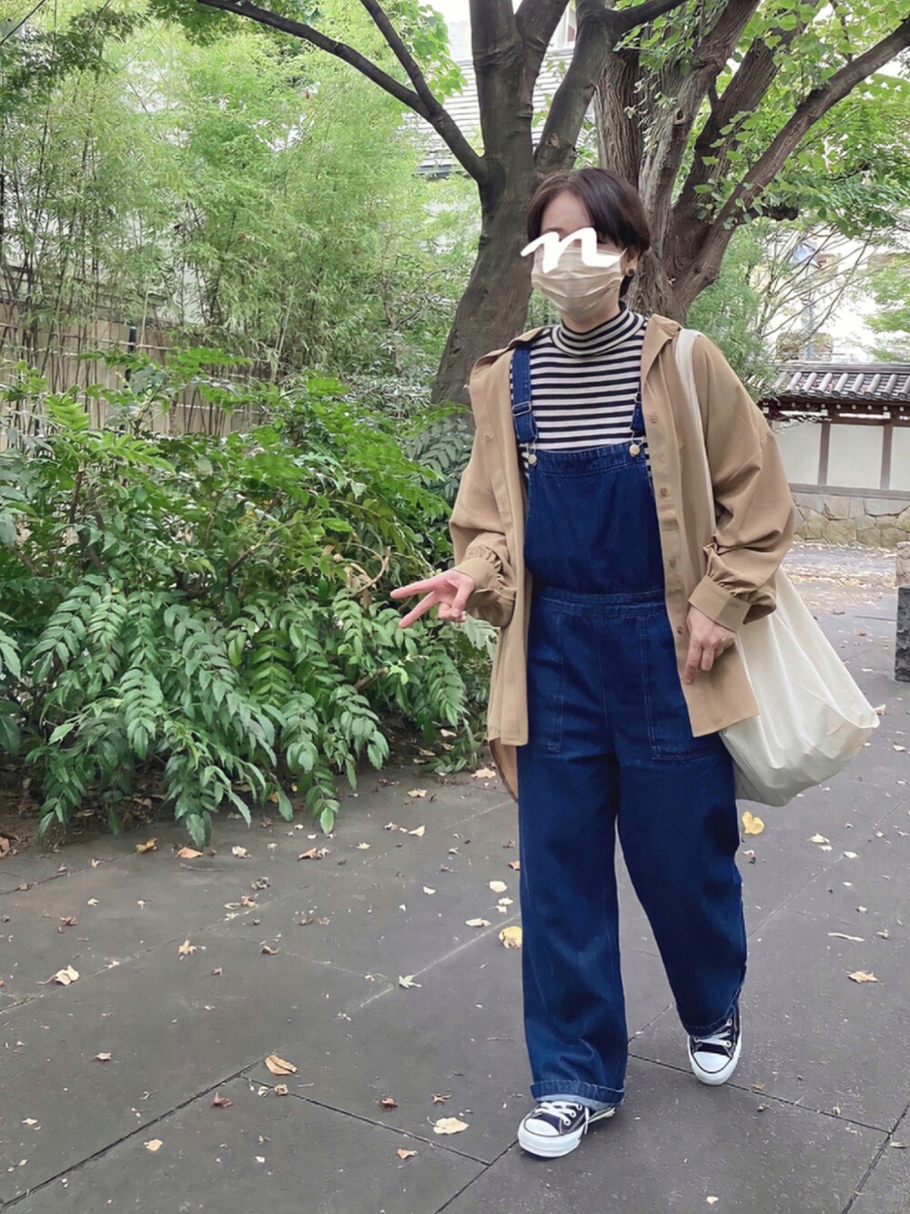 ブルー系のサロペット/オーバーオール、その他のエコバッグ/サブバッグ、ブラック系のスニーカーを着用したレディースの秋コーディネートの1枚目の写真