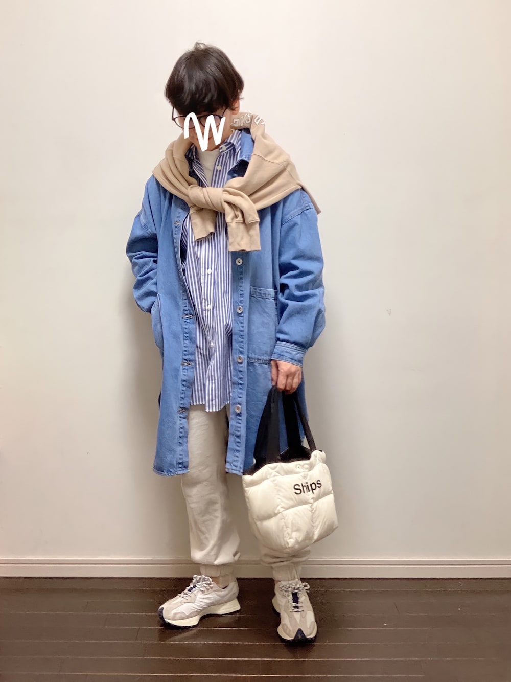 「ストライプシャツ、UNIQLO、スニーカーコーデ、トートバッグ、デニムジャケット、肩掛け、スウェットパンツ、大人カジュアル、低身長、ロゴスウェット」｜「NEW BALANCEのNew Balance MS327RF1 / ニューバランス MS327RF1（スニーカー、ホワイト系）」を使った、napoiさん（レディース・156cm）の冬コーディネートの1枚目の写真