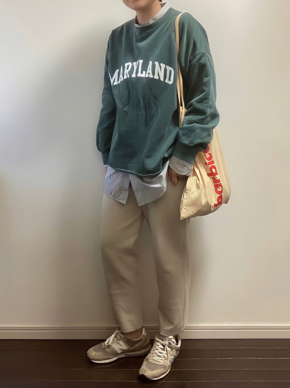 「スウェットパンツ、スウェット、グリーン、ニューバランス、レイヤードスタイル、スニーカーコーデ、メンズライク、プチプラ、ストライプシャツ、ラフ、エコバッグ、着回しコーデ、秋コーデ」｜「coca（coca）の＼新色登場／ピグメントロゴプリントスウェット（スウェット、グリーン系）」を使った、napoiさん（レディース・156cm）の秋コーディネートの1枚目の写真