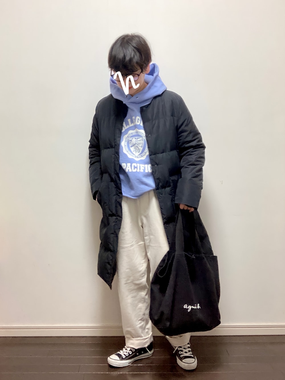 「スウェット、パーカー、ロゴスウェット、白パンツ、コンバース、トートバッグ、ダウンコート、大人カジュアル、サックスブルー」｜「agnes b.の【agnes b.】コットンキャンバストートバッグ（トートバッグ、ブラック系）」を使った、napoiさん（レディース・156cm）の冬コーディネートの1枚目の写真