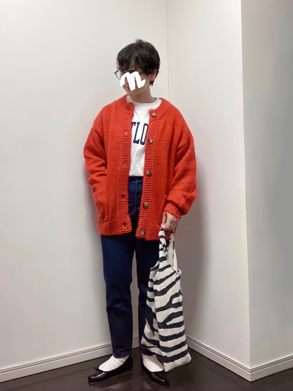 「カーディガン、トートバッグ、ロゴT、赤、カラーニット、大人カジュアル、デニムパンツ、大人女子、ゼブラ柄、チャオパニックティピー(CIAOPANIC TYPY)」｜「CIAOPANIC TYPYのフェザーMIXカラーカーディガン（カーディガン/ボレロ、レッド系）」を使った、napoiさん（レディース・156cm）の秋コーディネートの1枚目の写真
