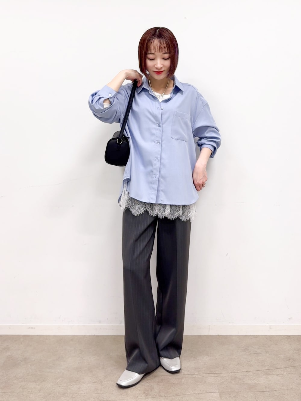 ホワイト系のTシャツ/カットソー、シルバー系のパンプス、ブラック系のショルダーバッグを着用したレディースの夏コーディネートの1枚目の写真