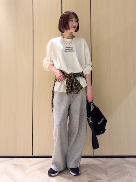 「SHOO・LA・RUE（シューラルー）の【選べる4柄/体型カバー】ゆるっと着られる BIGロンT（Tシャツ/カットソー、ホワイト系）」を使った、chikaさん（レディース・160cm）の秋コーディネート