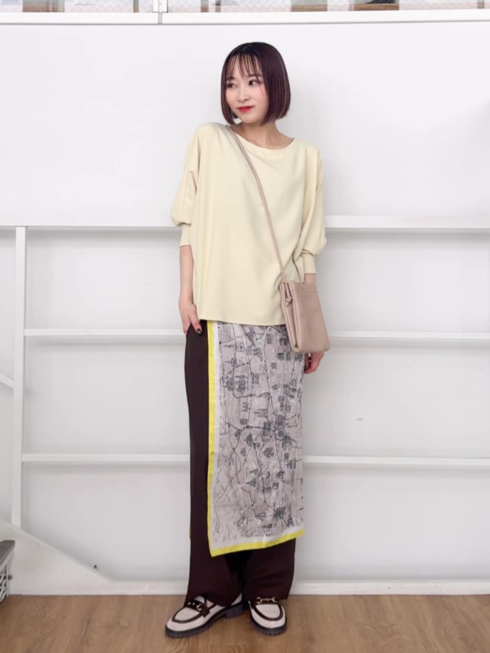 イエロー系のシャツ/ブラウス、ブラウン系のパンプス、イエロー系のバンダナ/スカーフを着用したレディースの春コーディネートの1枚目の写真