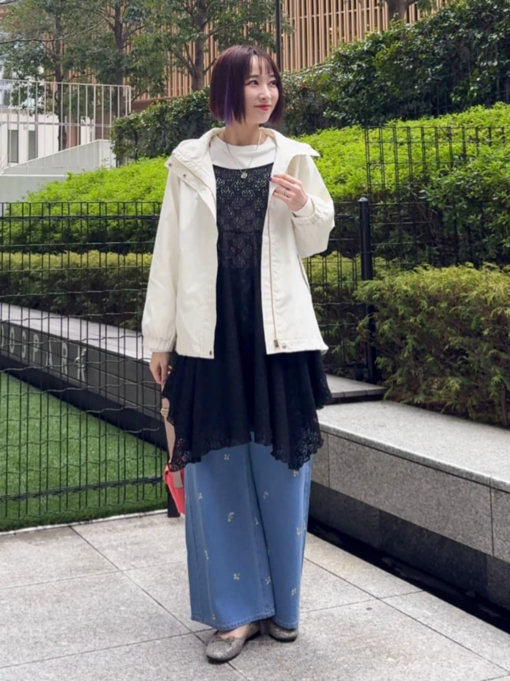 ゴールド系のその他シューズ、ホワイト系のブルゾン、ホワイト系のTシャツ/カットソーを着用したレディースの春コーディネートの1枚目の写真