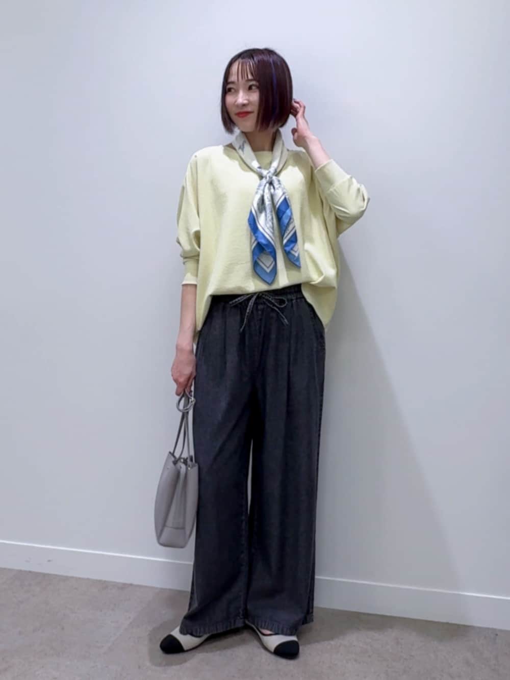 イエロー系のシャツ/ブラウス、ブラック系のデニムパンツ、ベージュ系のパンプスを着用したレディースの春コーディネートの1枚目の写真