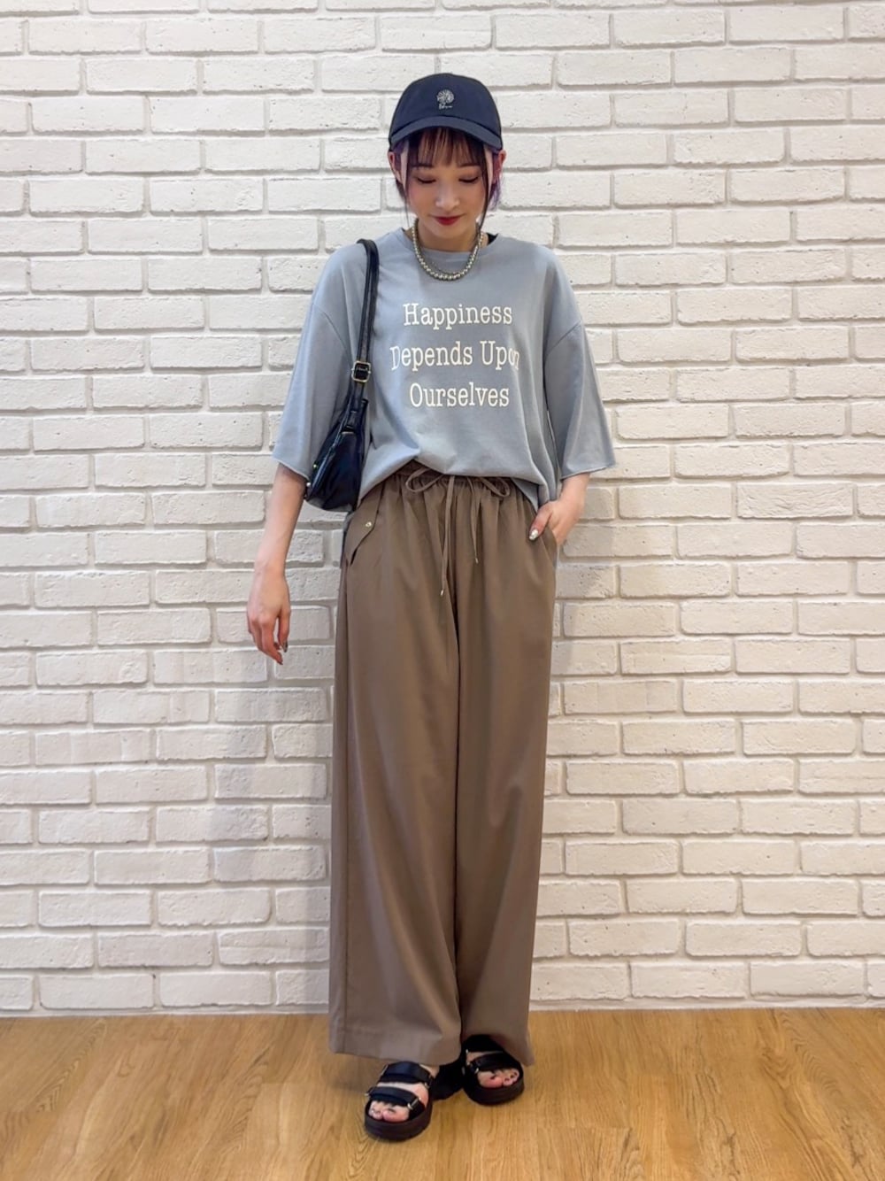 ブルー系のTシャツ/カットソー、ブラウン系のその他パンツ、ブラック系のサンダルを着用したレディースの夏コーディネートの1枚目の写真