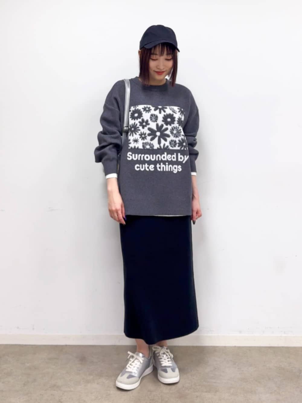 グレー系のニット/セーター、グレー系のニット/セーター、ブラック系のスカートを着用したレディースの冬コーディネートの1枚目の写真