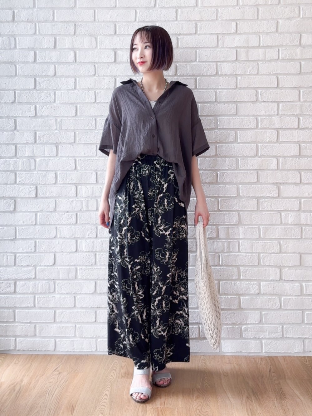 グレー系のシャツ/ブラウス、ブラック系のその他パンツ、シルバー系のサンダルを着用したレディースの夏コーディネートの1枚目の写真