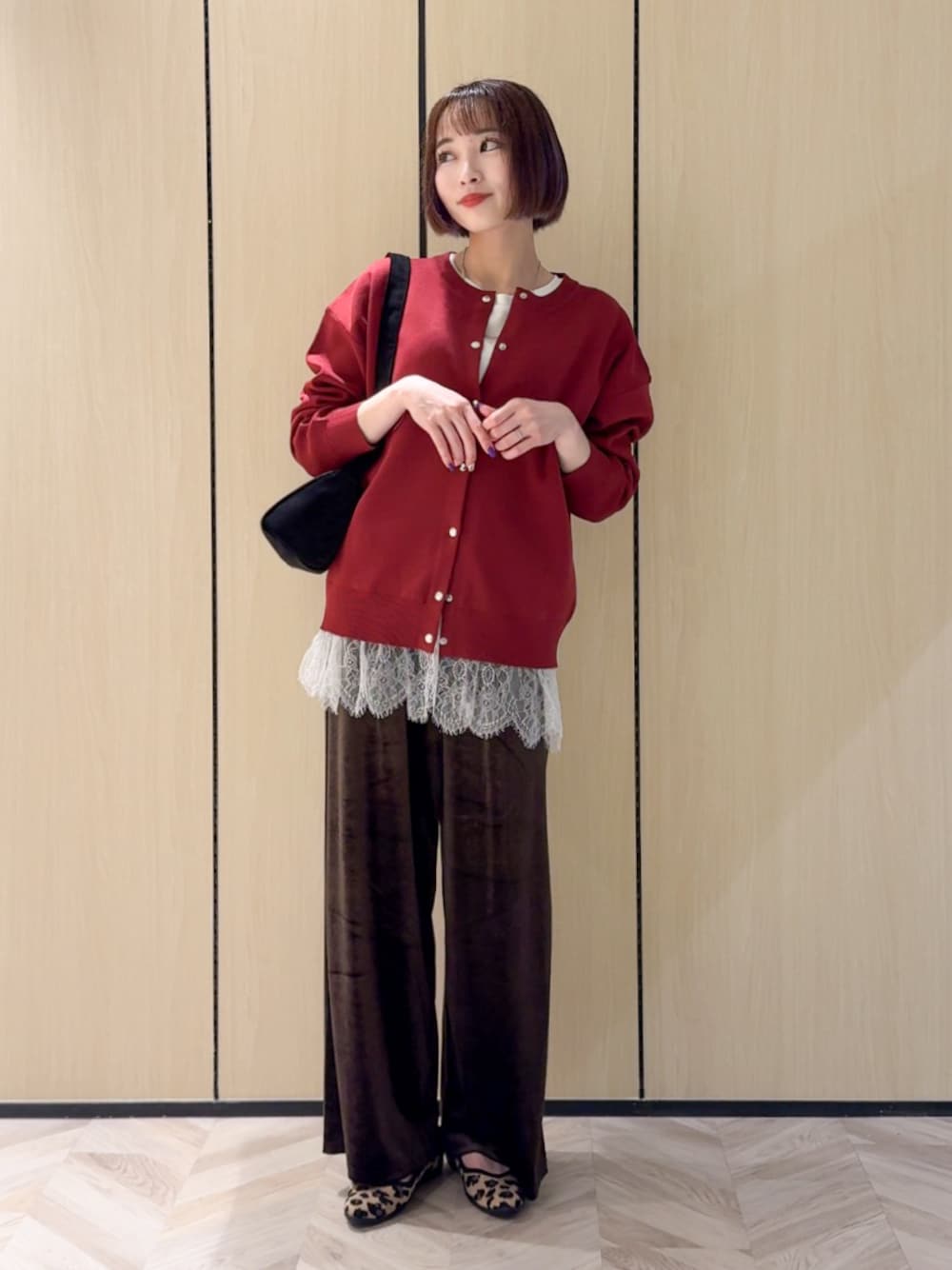 レッド系のカーディガン/ボレロ、ホワイト系のTシャツ/カットソー、ブラウン系のその他パンツを着用したレディースの秋コーディネートの1枚目の写真
