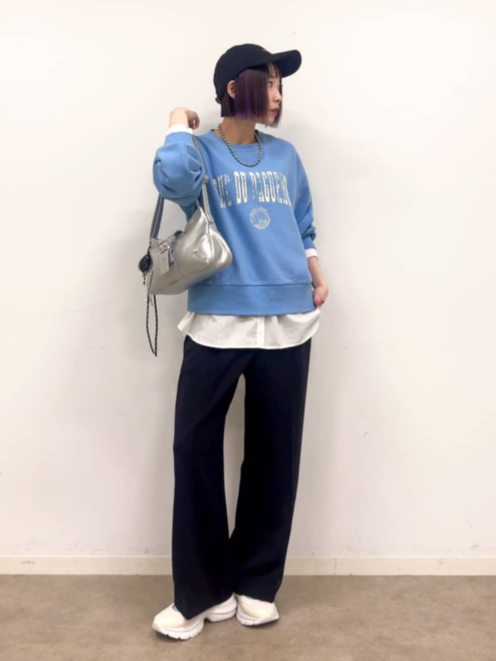 グレー系のニット/セーター、シルバー系のショルダーバッグ、ブラック系のその他パンツを着用したレディースの春コーディネートの1枚目の写真